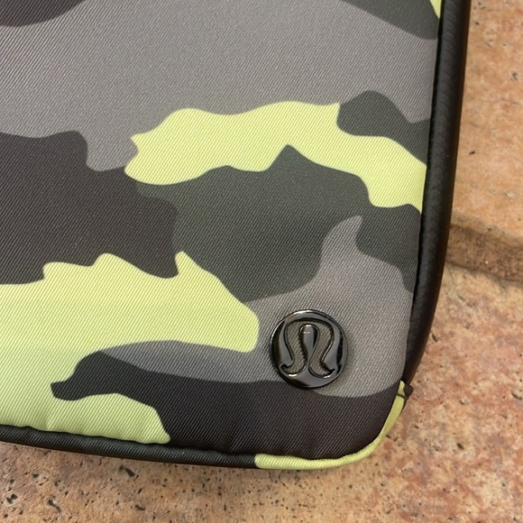 Lululemon camouflage, phone and pouch crossbody - Picture 2 of 4
